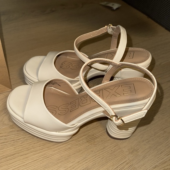 Express nude platforms - Picture 2 of 4